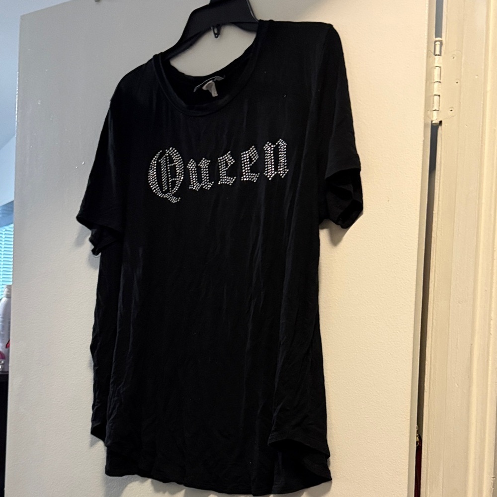 Elegant Black 'Queen' Graphic Tee